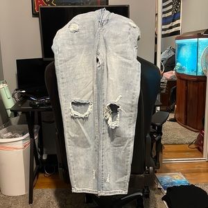 Ribbed detail mom jeans in the size small, never worn.